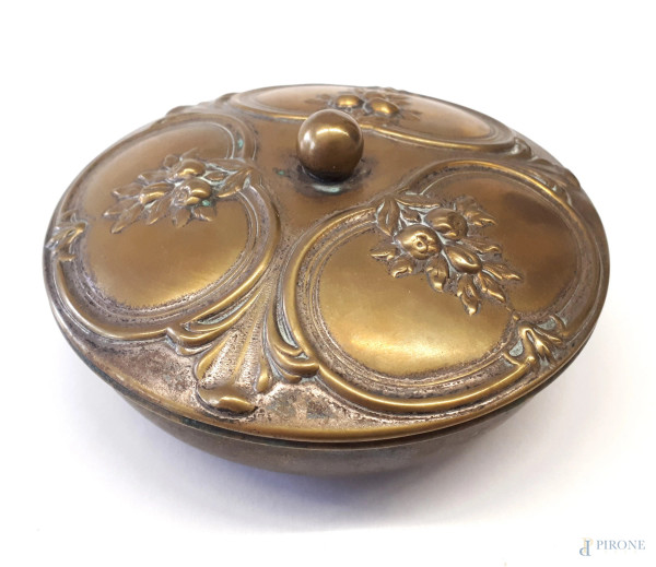 Cofanetto porta cipria in metallo argentato, decori a rilievo, diametro cm. 13,  XX secolo.