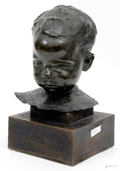 Testa di bambino, scultura in bronzo poggiante su base in legno firmata, H 23 cm.
