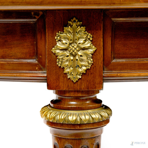 Tavolo tondo in noce allungabile con due prolunghe di larghezza cm 51 cadauna, Francia, XX secolo...