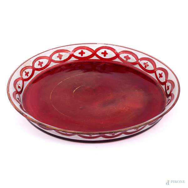 Piatto in vetro rosso con decorazioni ai bordi, XX secolo, diametro cm 23, (segni di usura, graffi, difetti)