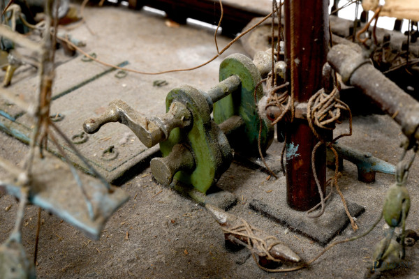 Modello di veliero in legno e tessuto, cm 118x134,x31 (difetti)