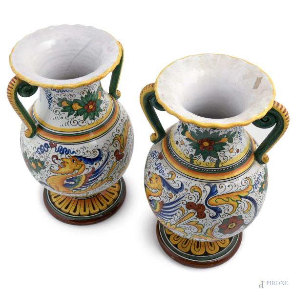 Lotto composto da due vasi biansati e un versatoio in maiolica Deruta decorati in policromia, XX ...
