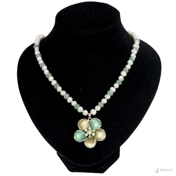 Collana di perle scaramazze e quarzo verde con ciondolo a forma di fiore in metallo argentato e smaltato con strass verdi, gancio in oro giallo 18 kt, lunghezza cm 52