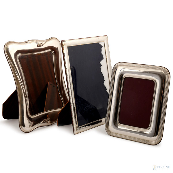 Lotto di tre cornici rivestite in argento, misura massima cm 34x24; luce cm 29,5x19,5