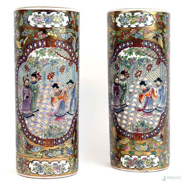 Coppia di vasi di forma cilindrica in porcellana policroma a decoro di scena orientale, arte orientale,  XX secolo, cm h 26,5, (lievi difetti).