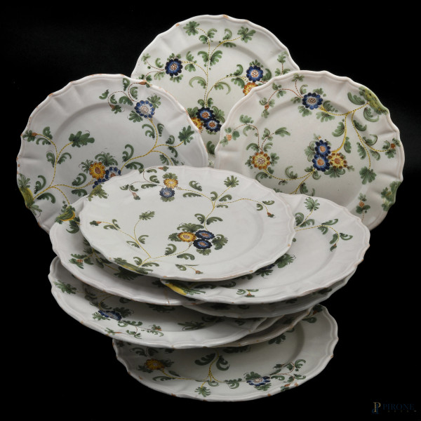 Lotto di 10 piatti in ceramica Cantagalli dal profilo orlato e decori floreali, XX secolo, diametro cm 24, (segni di usura, sbeccature, felature, difetti)