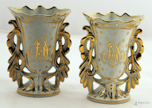 Coppia di vasi in porcellana a decoro di monogrammi e stelle, h. 17 cm