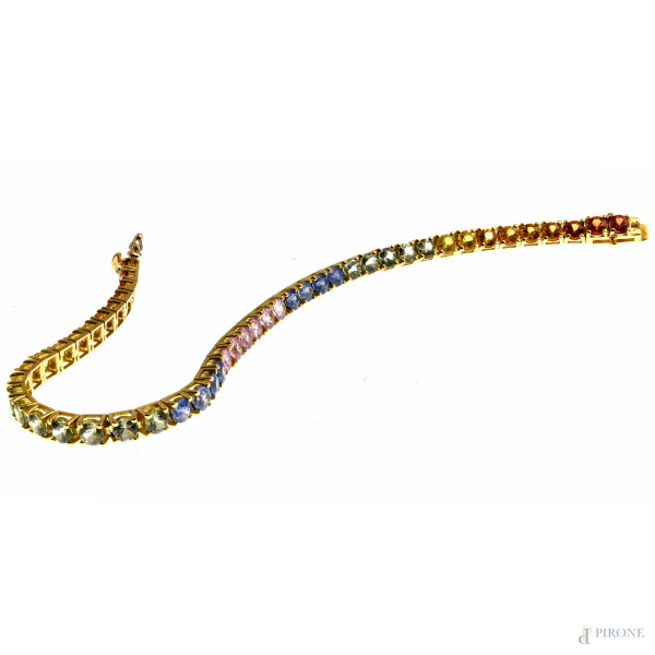 Bracciale tennis in oro 18 kt con zaffiri fancy naturali, peso gr 12,8, ct complessivi 12 (0,18-0...