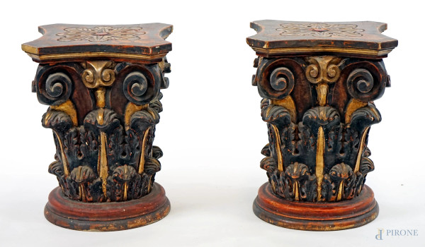 Coppia di capitelli corinzi, XIX secolo, in legno intagliato e dorato, cm h 46x36x35, (difetti)