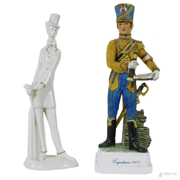 Lotto di due sculture in porcellana raffiguranti soldato e gentiluomo, manifatture diverse, XX secolo, alt. max cm 22