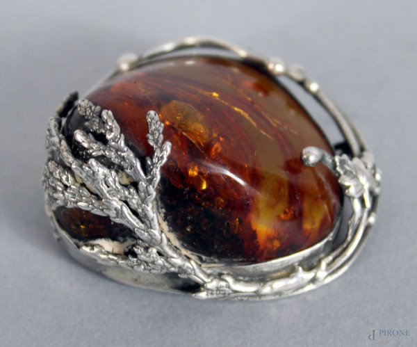 Spilla in argento e ambra.