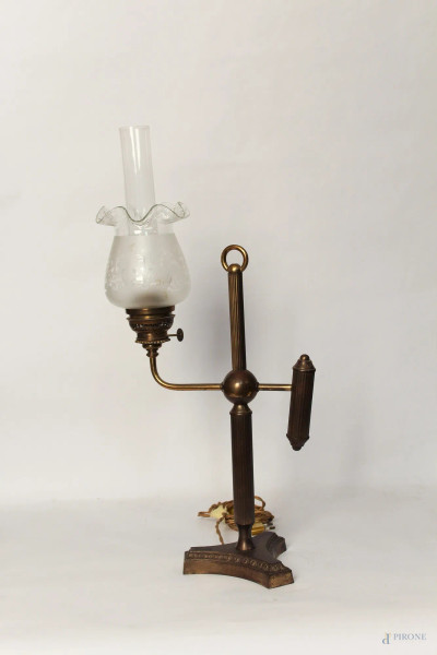 Lampada in bronzo con campana in vetro, primi Novecento, H 52 cm.