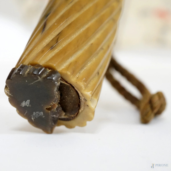 Ombrellino parasole con calotta in tessuto decorato a motivi floreali, primi XX secolo, lunghezza...