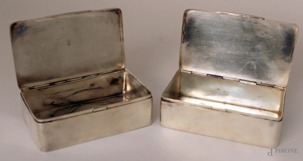Coppia di cofanetti in argento niellato ed inciso, cm 4x12x7, gr 420.