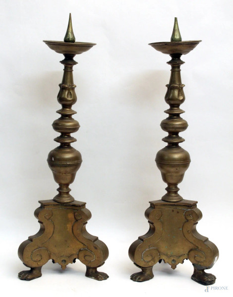 Coppia portaceri in bronzo, XIX sec., H. 55 cm.