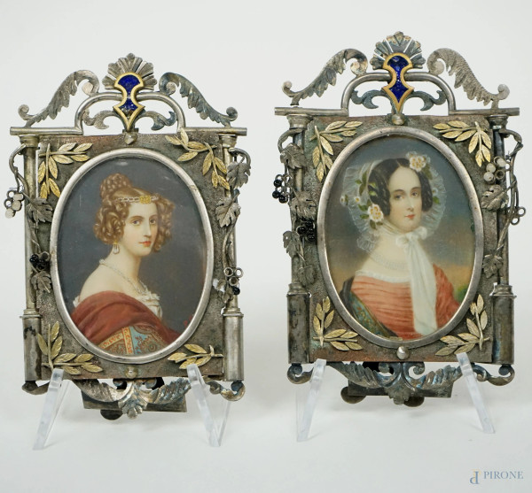 Coppia di miniature ad assetto ovale raffiguranti Amalie von Schintling e la Principessa Alexandra di Bavaria, XIX secolo, cm 11x7,5, (difetti)