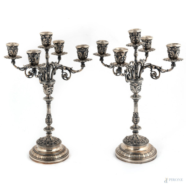 Coppia di candelabri a cinque luci, in argento 800/000 finemente cesellato a motivi vegetali, altezza cm 36,5, peso lordo complessivo gr 3200