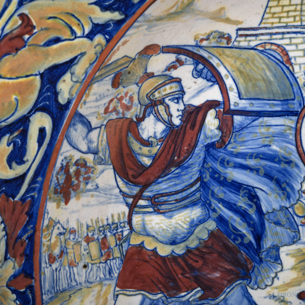 Coppia di piatti Gualdo Tadino Manifattura Santarelli in maiolica decorata in policromia con scen...