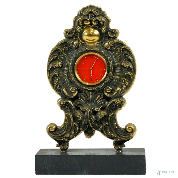 Orologio da tavolo 8 Giorni, Swiza XX secolo, quadrante circolare a fondo rosso, applicato su pannello in metallo dorato con decori a volute, base in marmo, cm h 43x28x7,5, (meccanismo da revisionare)