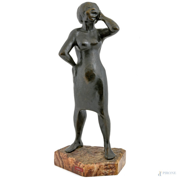 Franco Verroca (1927-1999), Donna del popolo, scultura in bronzo poggiante su base in marmo, altezza cm 61, firma incisa, (difetti)