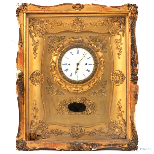 Orologio a pendolo da parete in legno intagliato e dorato con quadrante circolare a smalto in numeri romani, XX secolo, misure complessive cm 58,5x48x15 (segni di usura, rotture, da revisionare)