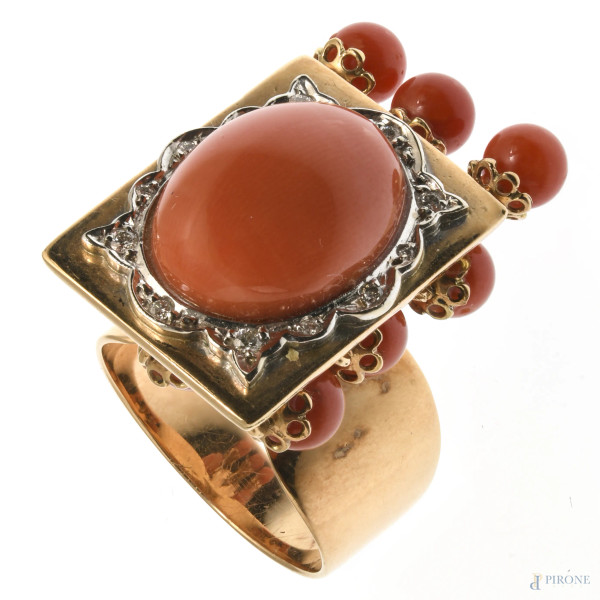 Anello in oro 14 kt con corallo sardo e diamanti pavè 0,20 ct totali, misura 16, peso lordo gr 16