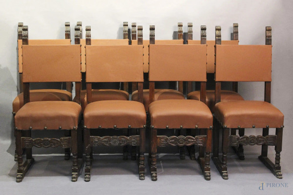 Lotto di otto sedie in noce con seduta e dorsale in pelle, stile rinascimento, primi 900.