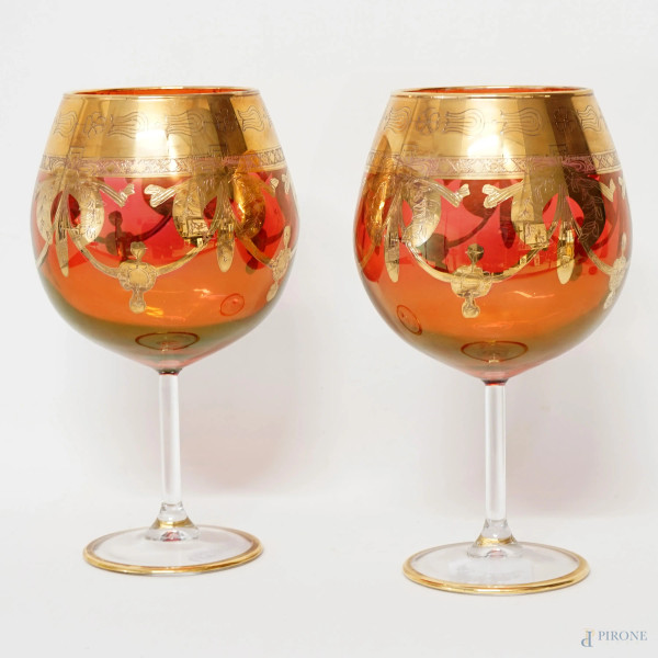 Coppia di calici in vetro rosso rubino con decori dorati, cm h 20, XX secolo.