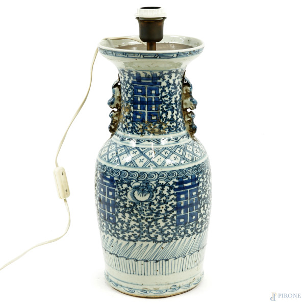 Vaso cinese in porcellana bianca e blu, inizio XX secolo, diametro cm 18, altezza cm 43,5, trasformato a lampada, (difetti)