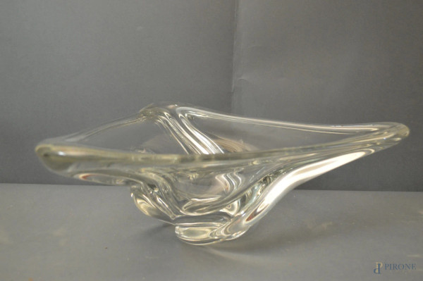 Centrotavola di linea triangolare in vetro, firmato Art Vannes Francia, h.13, diam. 37 cm.