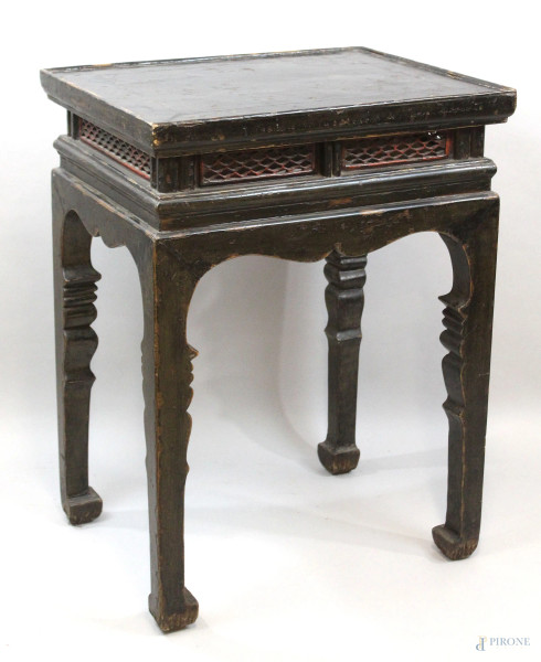 Tavolino nero in legno laccato,  XIX secolo, piano di linea rettangolare, dettagli traforati nella fascia, gambe sagomate, cm h 88x53x66, (difetti e segni del tempo).