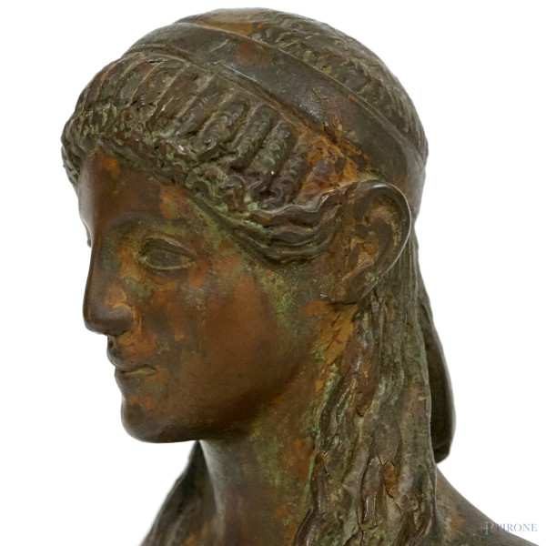 Scultura in bronzo brunito in stile archeologico rappresentante una Kore, XX secolo, altezza cm 3...