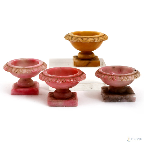 Lotto di quattro piccoli crateri in marmi vari, altezza massima cm 5, (sbeccature, difetti)