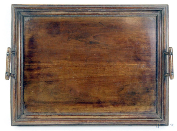 Vassoio in legno di linea rettangolare a due manici, profili modanati, cm. 43x33, primi &#39;900.