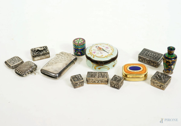Lotto di scatoline in metallo argentato, porcellana, bronzo e smalti cloisonnè, misure max cm 6x6x2,5, peso netto dell'argento gr. 170