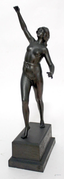 Danzatrice, scultura in bronzo brunito poggiante su base, H. 38 cm., inizi XX sec.