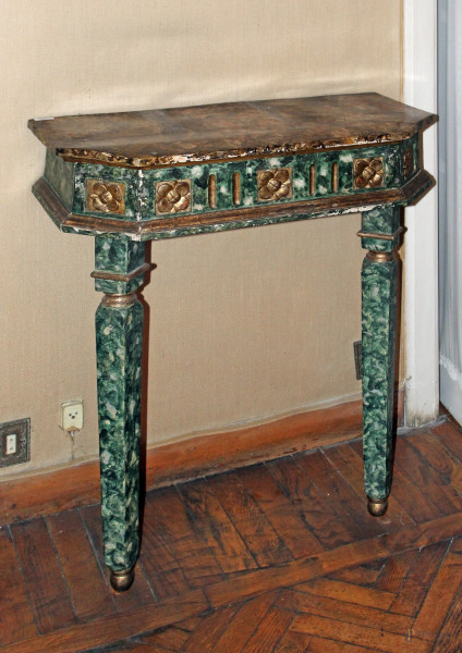 Consolle Luigi XVI in legno laccato, piano in marmo, h. cm 87, larg. cm 220, prof. cm 78.