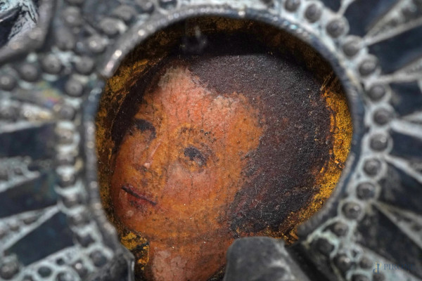 Madonna con il Bambino, XIX secolo, tempera su tavola, riza in argento, cm 31x26