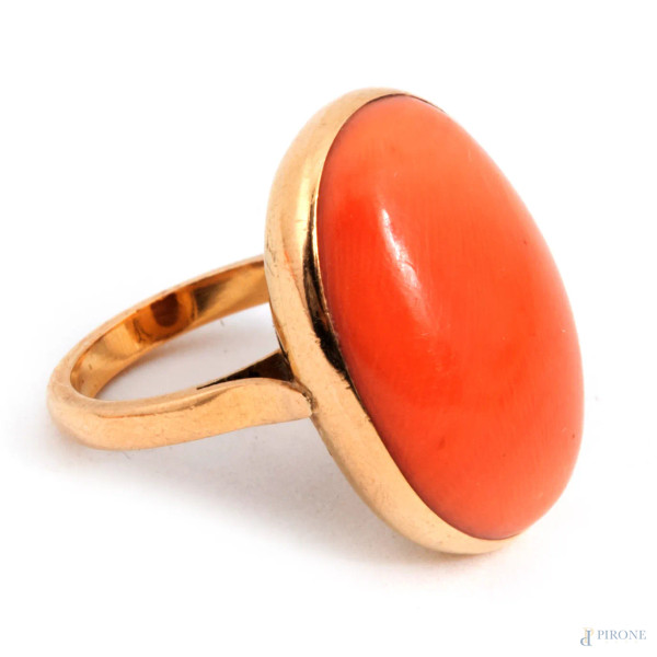 Parure in oro 18 kt e corallo composta da collana, orecchini pendenti, orecchini con clip e un an...