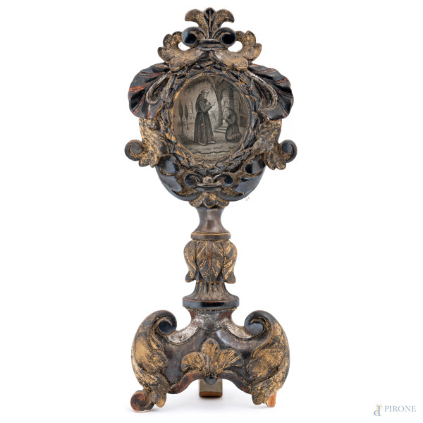 Portareliquie in legno intagliato argentato e dorato contenente stampa, XX secolo, altezza cm 38,5, (segni di usura, scalfiture, cadute di doratura e argentatura, difetti)