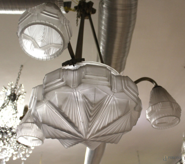 Lampadario art déco a quattro luci, in vetro satinato con struttura in metallo, cm h 64
