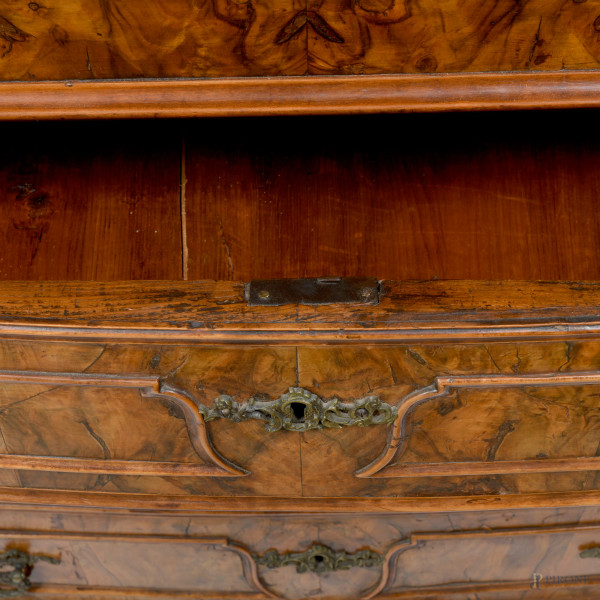 Ribalta in noce e radica, fronte scandito da tre cassetti con maniglie bronzee sormontati da spor...