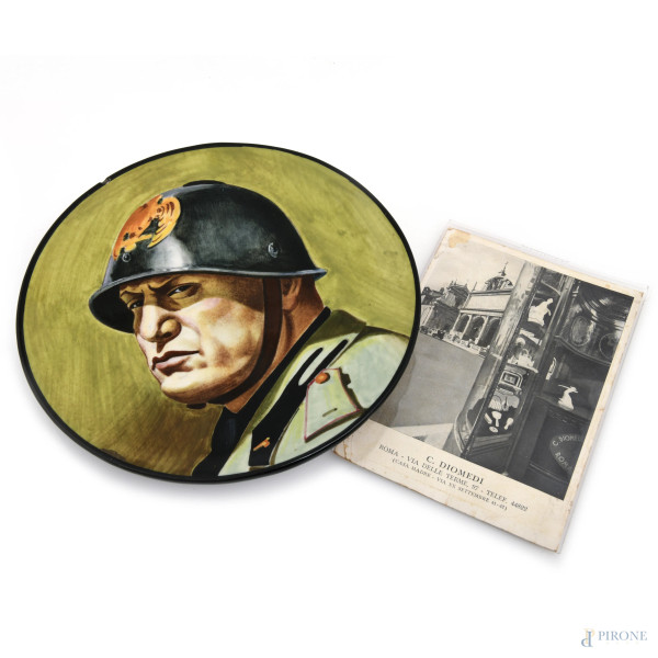 Piatto in ceramica di Faenza raffigurante Benito Mussolini, XX secolo, diametro cm 20, (segni di usura, scalfiture, restauri)