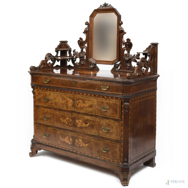 Comò in noce impiallacciato e intarsiato in varie essenze con quattro cassetti al fronte. Alzata ...
