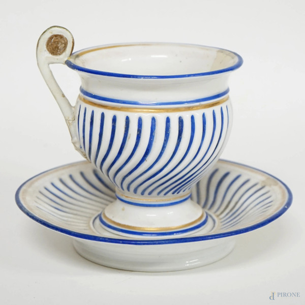 Tazza con piattino in ceramica bianca e blu, profili dorati, XIX secolo, altezza max cm 13, (difetti)