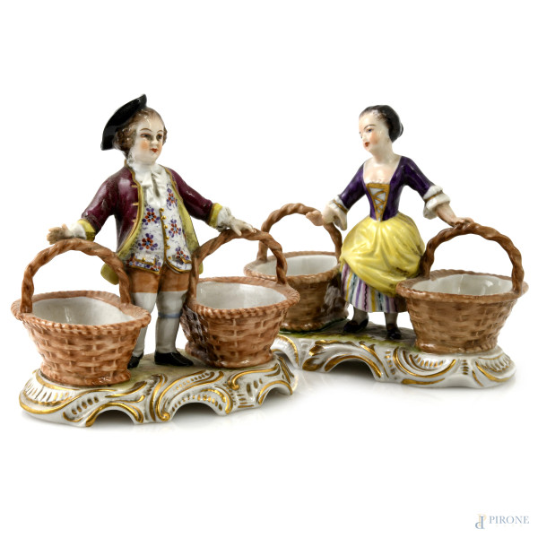 Coppia di salierine in porcellana policroma Capodimonte a foggia di fanciullo e fanciulla con ceste, XX secolo, altezza massima cm 11,5, (segni di usura)
