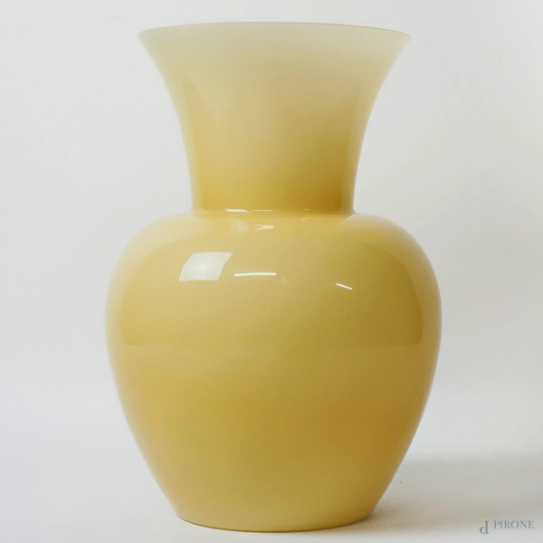 Attr. a Venini, Vaso in vetro di Murano, XX secolo, in vetro incamiciato beige, interno bianco, cm h 30.5