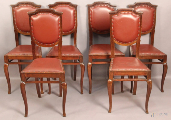 Lotto composto da sei sedie in legno tinto a noce rivestite in pelle, primi &#39;900.