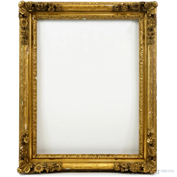 Cornice in legno intagliato e dorato a motivi floreali, XIX secolo, ingombro cm 113x91, battente cm 91,5x69,5, (difetti)