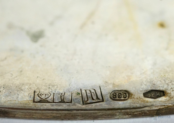 Lotto composto da una patena ed un vassoio circolare in argento, XX secolo, diam cm 30, peso gr.1...